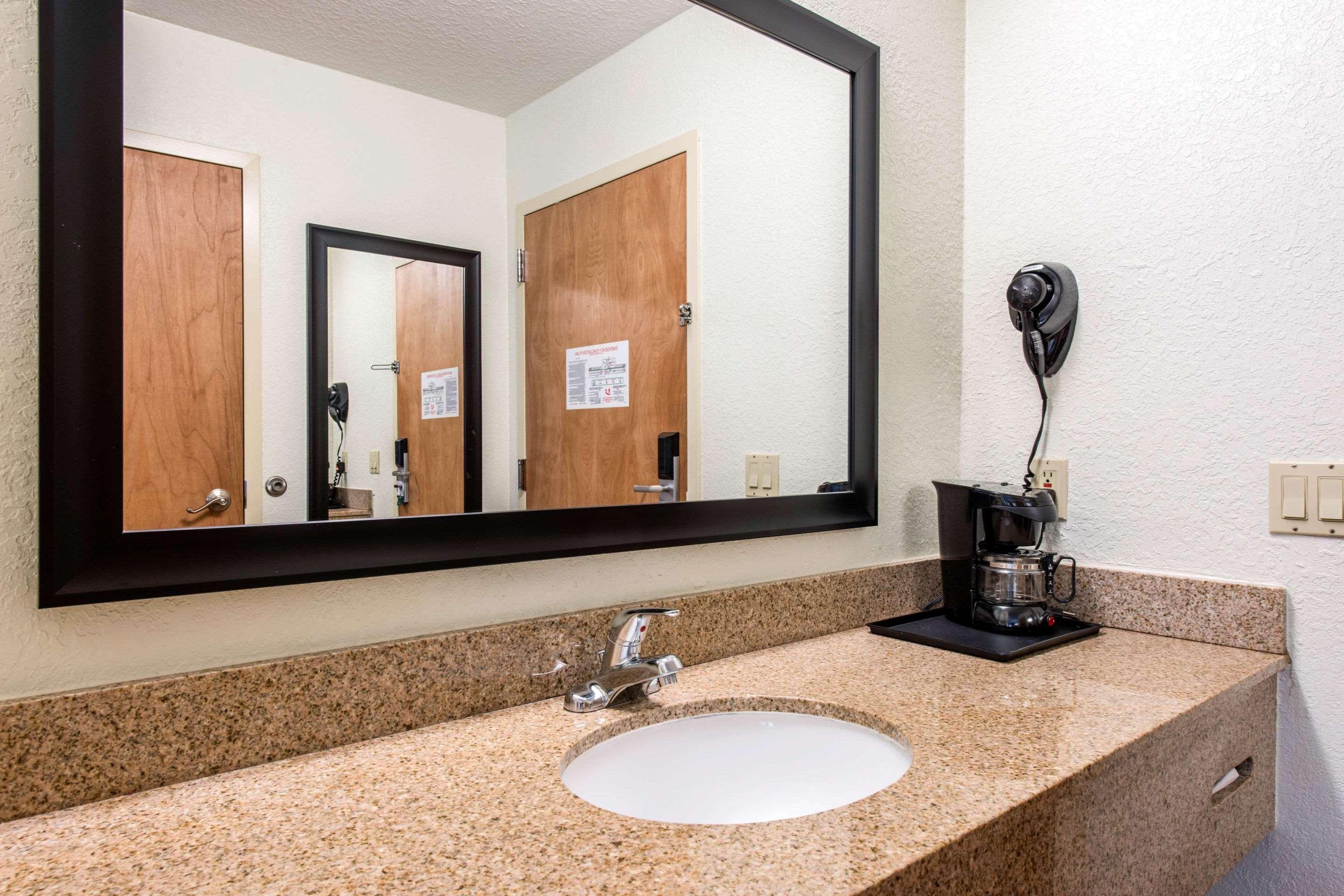 Quality Inn & Suites Near The Theme Parks Orlando Exterior photo